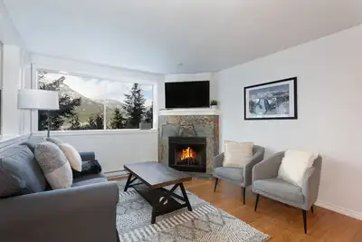 Image de Ski-In/Out 3br- Spacious Retreat w/ Mountain Views