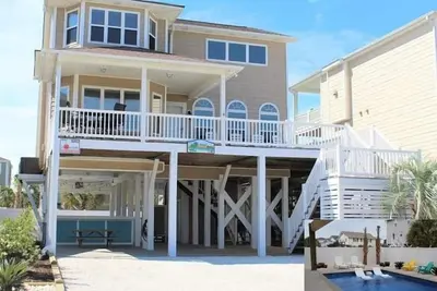 Image de 5 Bdrm -3 King Beds- All Suite home w/ Huge 15 x 28 ledge lounger saltwater pool