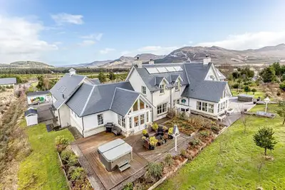 Image de Large Loch Ness Country House with Hot Tubs, Sauna, and beautiful views.