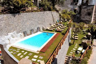Image de Loft with private terrace with Pool by Amalfivacation. It