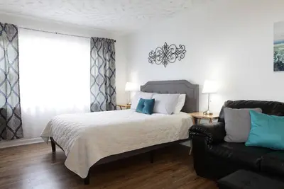 Image de Azalea Place, Guest suite with private entrance, close to shopping & site seeing