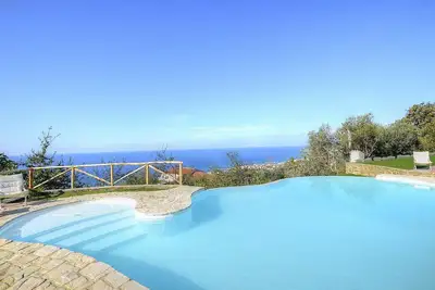 Image de Villa Gaia: A bright and sunny two-story villa located on the slope of a hill, facing the sea, with Free Wi-Fi.