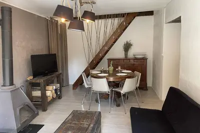 Gîte familial tout inclus avec équipements modernes et charme campagnard, centre village de Besson