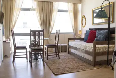 Image de Elegant Seaview Apartment 50 metres from the beach