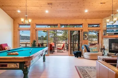 Image de Lake Time Villa *New* Luxury w/ Hot Tub