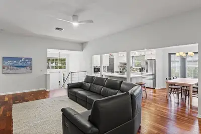 Image de Gorgeous Newly Renovated Residence in Island Woods- Bikes and Kayaks Included