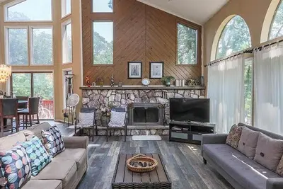 Image de Back! ! ! Escape to the all updated Luxury Poconos Retreat with indoor Hottub! ! !