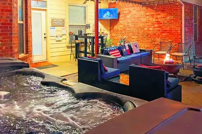 Image de Heated Swim Spa, Hot Tub, Sauna, Pickleball, Arcades, 2 game rooms, Hoops!