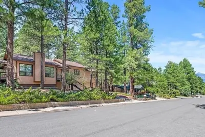 Image de Kathy’s Cabin, King Bed, Hot Tub, Near-Nau, Perfect Year-Round Mountain Getaway!