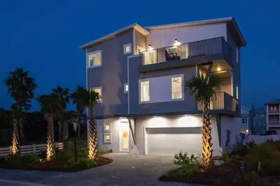 Image de Family Beach Getaway: Bikes, Golf Cart, & Grill!