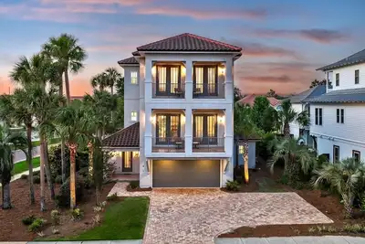 Image de 🌊 Sweet Caroline | Dog Friendly* | Private Pool/Spa | 2 Min to Beach | Firepit | Free Golf