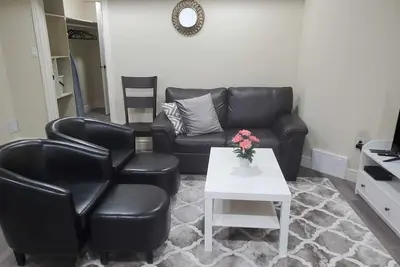 Image de Luxurious Fully Private Two Bedrooms One Bathroom Basement Suite In Sw Edmonton