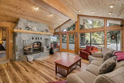 Image de Spacious Northstar Home| Pool Table | Private Hot Tub | On Shuttle Route | Golf & Mtn Biking