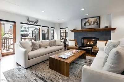 Image de Crbc - Heart of Bc Village, Ac, Ski in/out, 2 Master Suites, Walk to Everything
