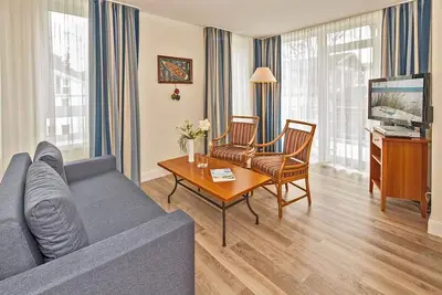 Image de Apartment in prime beach location with great balcony and view of the park -