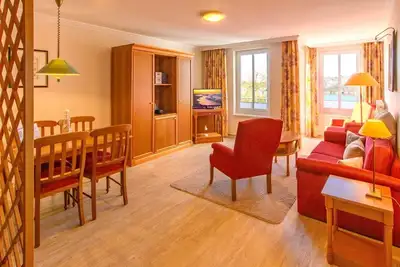 Image de 2-room apartment in prime beach location with two balconies and lake view