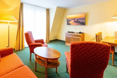 Image de Vacation apartment in prime beach location with balcony and lake view with use of sauna