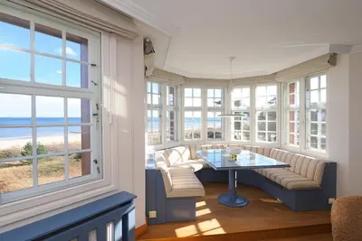 Image de Apartment with bay window in prime beach location and with direct sea view -