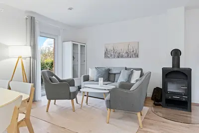 Image de Family and dog-friendly vacation home with terrace, fireplace and two bathrooms -