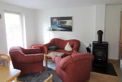 Image de Family-friendly vacation home close to the beach with terrace, fireplace and playground