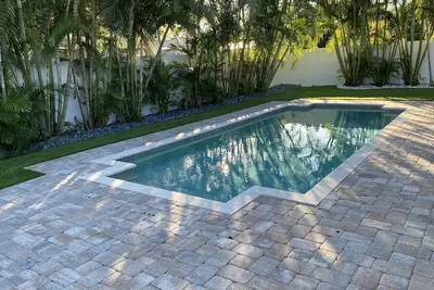 Image de New Listing- 3 Bdr/2 Bath with new furniture, private pool & putting green
