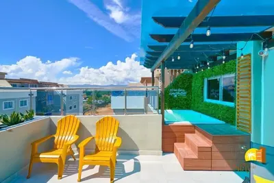 Image de King Size Penthouse| Rooftop Jacuzzi| Pool Table| Bbq| 7 min Airport