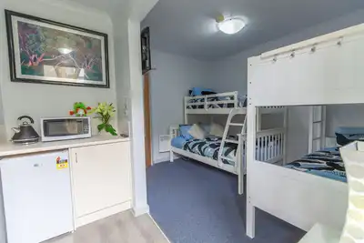 Image de Tanjil Creek Lodge - Bedroom 1 (modern, ensuited with kitchenette)