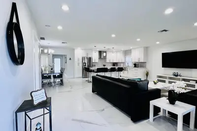Image de Modern Home - 5 Minutes from the Beach and Fll Airport