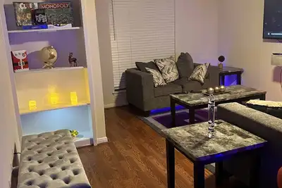 Image de This spacious and cozy Led themed 2 bedroom 2 bathroom is awesome. Pool, Gym etc