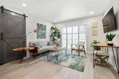 Image de Modern Beach House, 1 Block from beach!