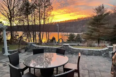 Image de Waterfront Family Retreat on Candlewood Lake