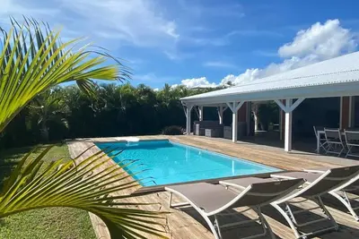 Image de Villa Océane neuve avec piscine, très grande pièce de vie ouverte sur le jardin