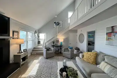 Image de Stunning 3 Bedroom Condo in Ab steps from the beach! (Reduced)