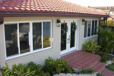 Image de Boat Lover's, Spacious 4/3. 5 waterfront saltwater canal home with dock and pool!