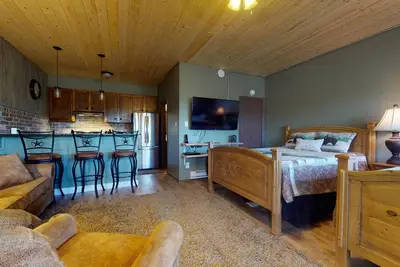 Image de Ski-in/Ski-out Studio Condo | The Bear Den @ Ski Run B4