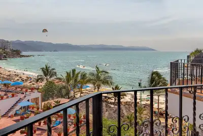 Image de La Palapa beachfront fully renovated condo! In the heart of the Romantic Zone.