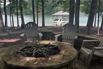 Image de Lakefront home on Lake Nottley with dock