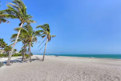 Image de Reopened! Tropical Garden Condo Just Steps to Sanibel Beach