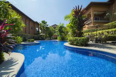 Image de Nice 2 bedroom steps away from the pool pet friendly