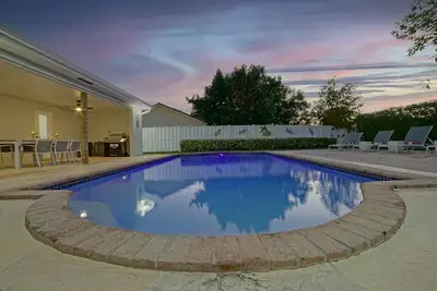 Image de Renovated House Heated Pool Gourmet Kitchen Pet Friendly Walking to the Downtown