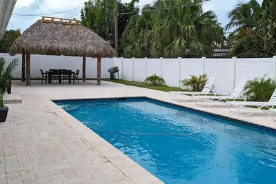 Image de ~ Walk to Beach & Dining! ~ Private House with Pool