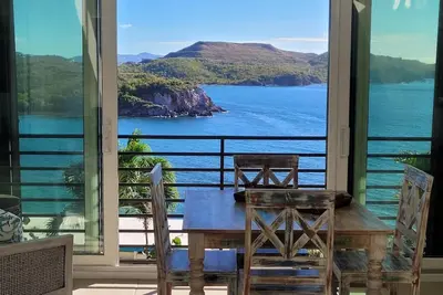 Image de Stunning Views, Newly Remodeled, Steps from the Pools & minutes walking to beach