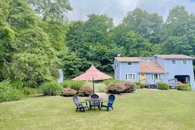 Image de Le Chalet Blue near Camelback, Poconos, 6Bed, Sleeps 10, Pool