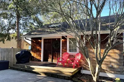 Image de Forest Beach Cottage with deck near Horsehead Bay