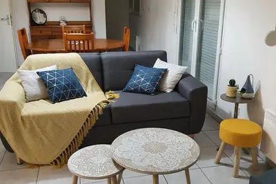 Image de bel appartement rénové de 55 m2 avec balcon proche de la mer