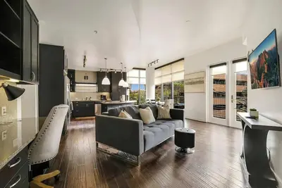 Image de Amyfinehouse |Walkable 3br Apt| Pool+Desk+Wifi+Gym