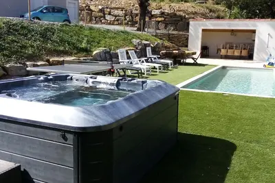 Image de grande maison calme tout confort piscine privée chauffée parking privé jacuzzi