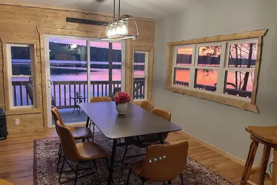 Image de Lakefront home with amazing sunsets, fall foliage!