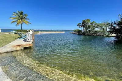 Image de Old Florida Style, wrap around porch, boat basin for dockage, open water