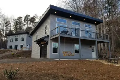 Image de Lake view on Lake Lanier. House and garage apartment. Sleeps 10-12